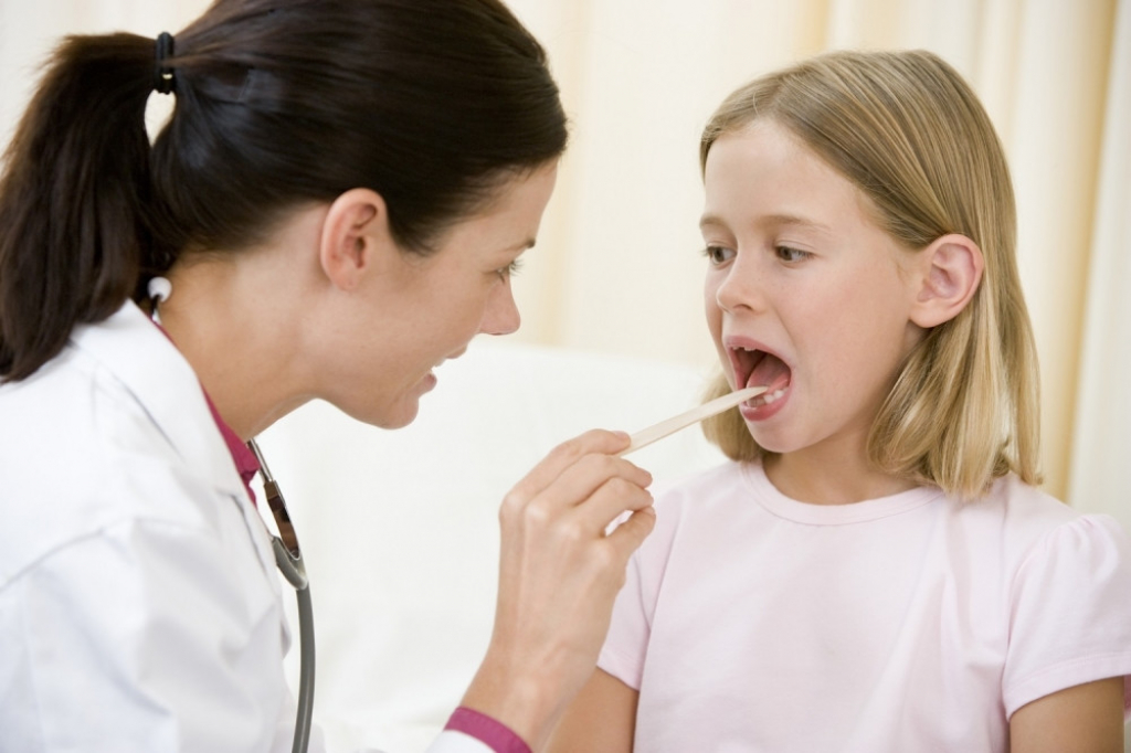 Lekar Doktor Pregled grla Grlo Prehlada Grip