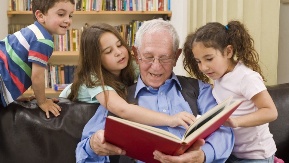 Unuci Unučad Deda Deka čita bajke priče unucima Detinjstvo