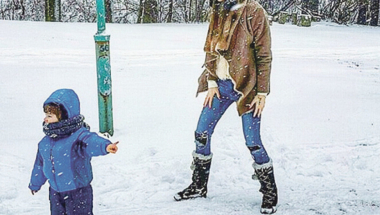 Danijela sa sinom uživa u zimskim čarolijama