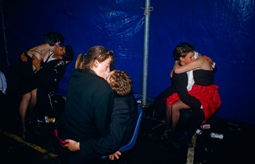 Grupnjak seks poljubac tinejdžeri, šator festival 