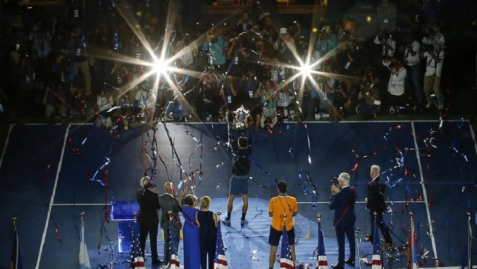 Novak na podijumu sa peharom US Opena