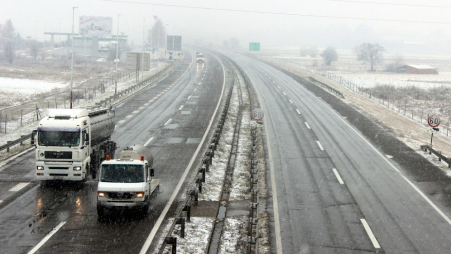 Sneg, autoput, nevreme, saobraćaj