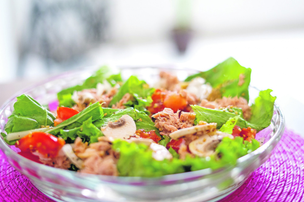 Tuna salata, povrće, zdravo 