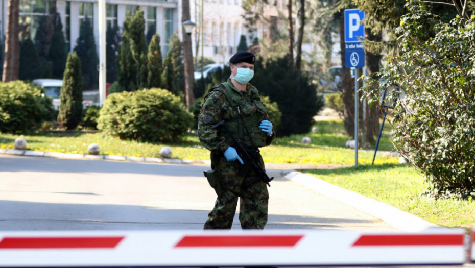 vojska ispred bolnice &quot;Dragiša Mišović&quot;
