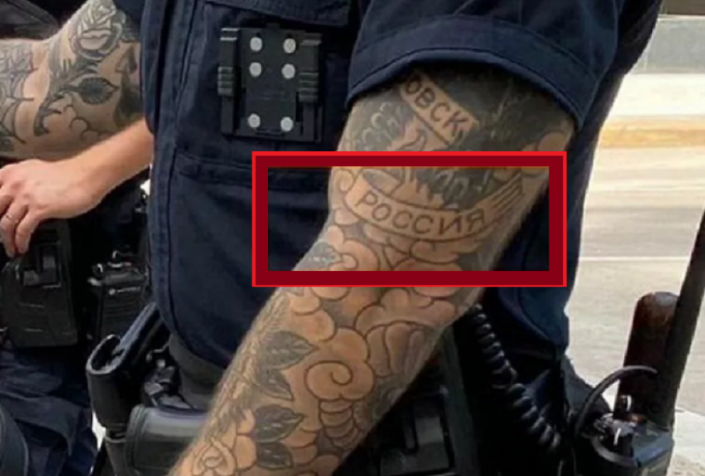 Američki policajac sa tetovažom Rusije