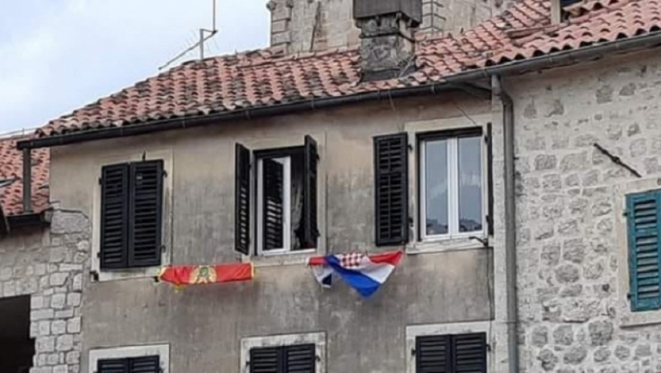 Hrvatska zastava na prozoru u Kotoru
