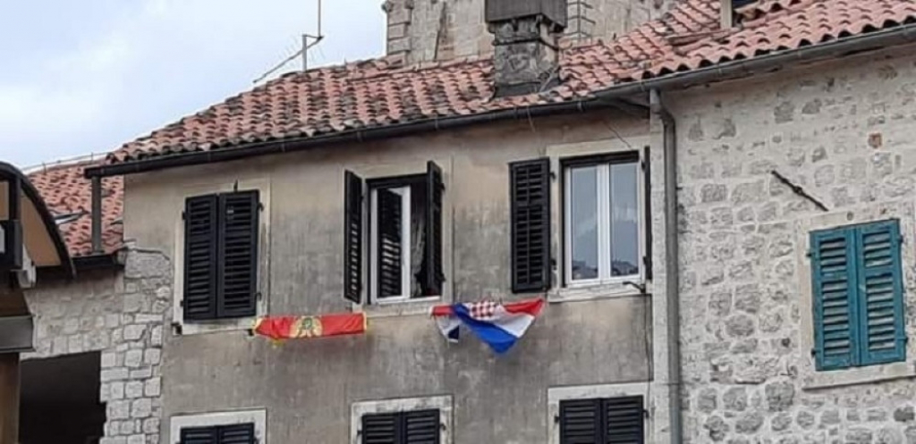 Hrvatska zastava na prozoru u Kotoru