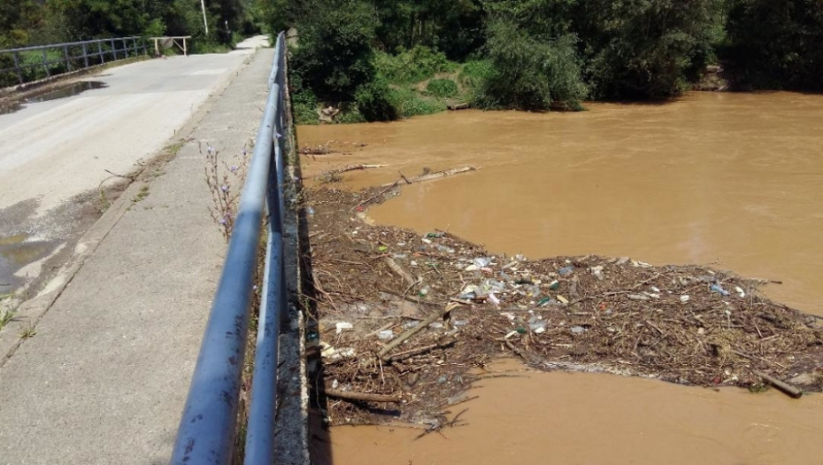 Most kod Kraljeva, smeće zagađena reka otpad reka 