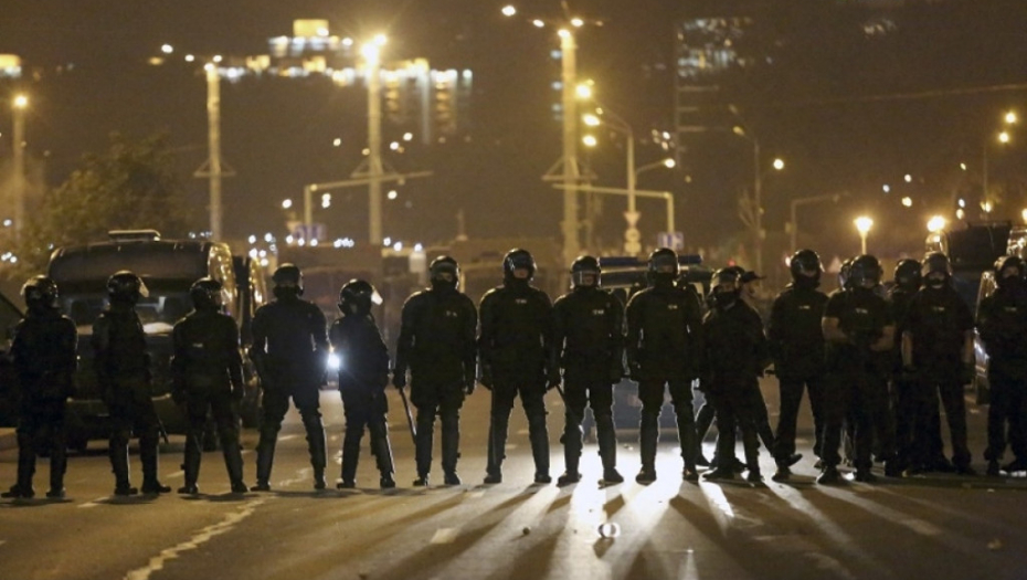 Policija tuče ljude u Minsku