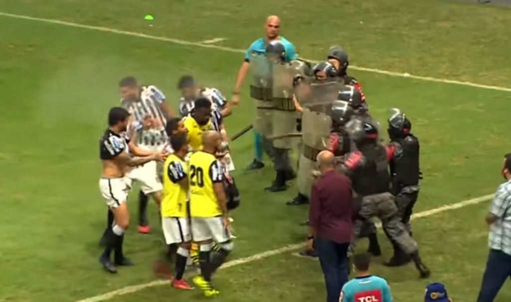 Fudbaler i policija na stadionu u Brazilu