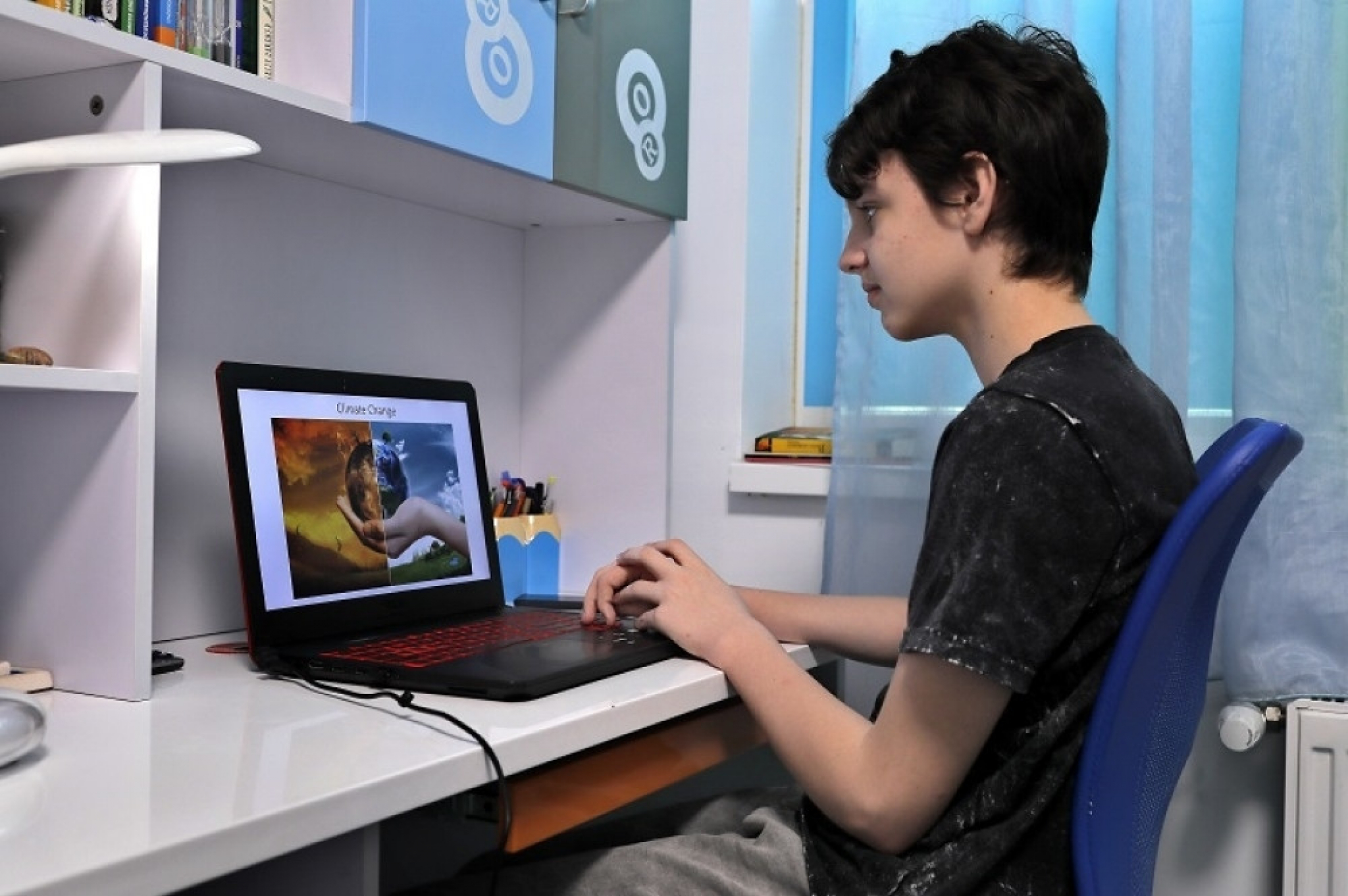 Učenik, tinejdžer, kompjuter, laptop, škola , online učenje