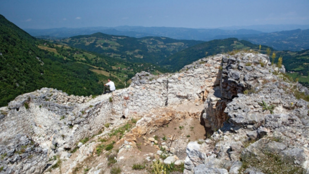 Misteriozni grad na vrhu litice kod Bajine Bašte: Solutnik čuva tajne, a sa njega pogled puca skoro na pola Bosne (FOTO)