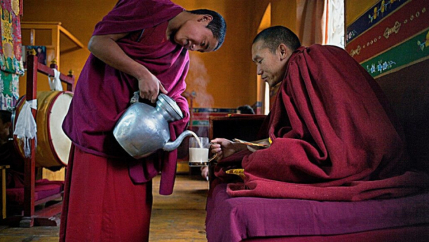 Ovih 5 trikova tibetanskih monaha, sprečavaju da ostarite: Za nekoliko minuta okrepićete telo i vratiti mladolik izgled