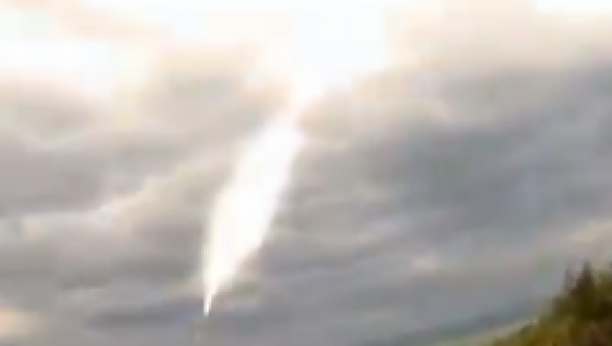 Trenutak kada je deo kineske rakete od 18 tona pao na zemlju! (VIDEO)