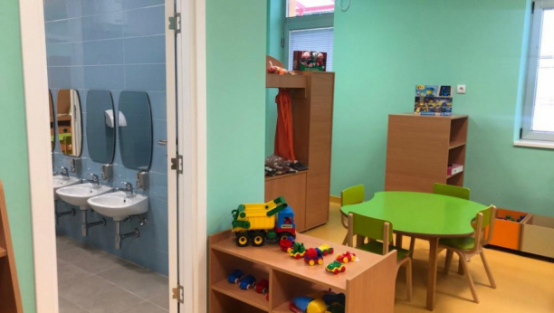 TIHI UBICA U VRTIĆU: Vaspitačica osetila gas u kupatilu, odmah evakuisali decu-blokiran deo Loznice