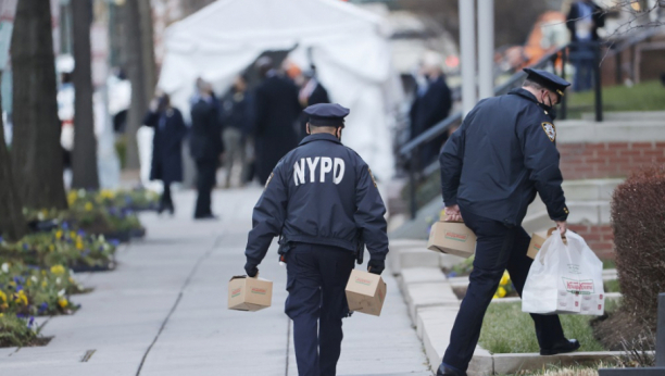 Imao je veoma dubok džep: Policajac suspendovan zbog krađe jaja (VIDEO)