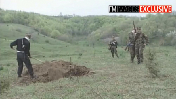 UZNEMIRUJUĆI SADRŽAJ Pripadnici OVK stoje na telima srpskih vojnika, kopaju raku i bacaju ih unutra (VIDEO)