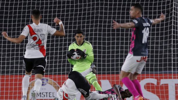 SPEKTAKL! Neviđeno ludilo u Kopa Libertadores, River pobedio bez 20 igrača, a branio je vezista koji je igrao sa Matićem