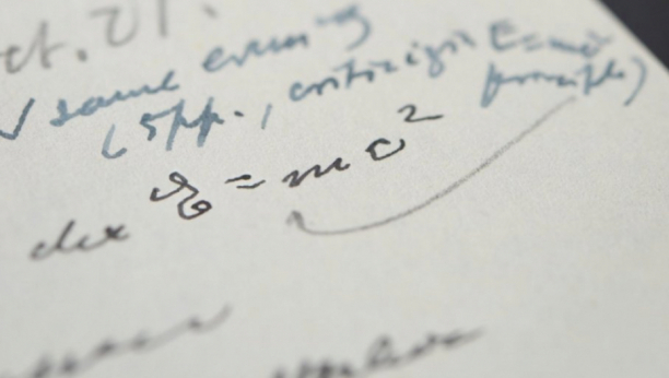 PRODAT AJNŠTAJNOV RUKOPIS U njemu se nalazi čuvena formula E=mc2 koju je napisao svojom rukom, a postoje samo tri primerka