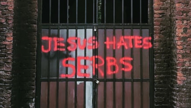 U Prištini osvanuo sraman grafit mržnje sa natpisom: "ISUS MRZI SRBE!" (FOTO)