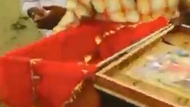 ŠOKANTAN PRIZOR U INDIJI Bebu spakovali u kutiju pa je pustili niz vodu, čamdžija je spasao (VIDEO)