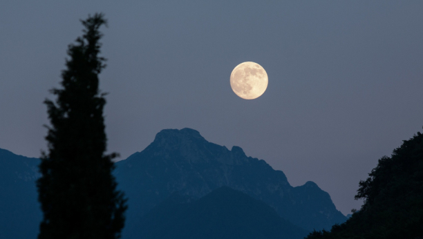 VEČERAS NA NEBU MOŽETE VIDETI NEVEROVATAN PRIZOR Očekuje se pravi spektakl: Mesec u punom sjaju