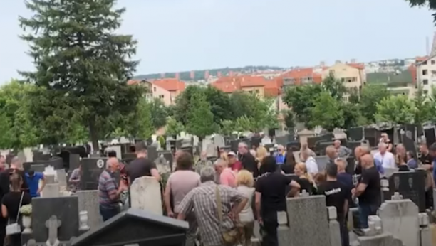 BEZ PUNO POMPE I BUKE  Porodica i prijatelji ispratili Novicu Zdravkovića na večni počinak (VIDEO)