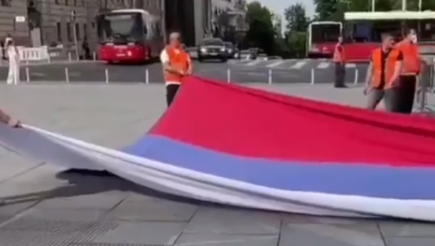 SVAKA ČAST, BRAĆO! Odgovor na sramnu rezoluciju, Kuči razvili ogromnu trobojku u Beogradu (VIDEO)