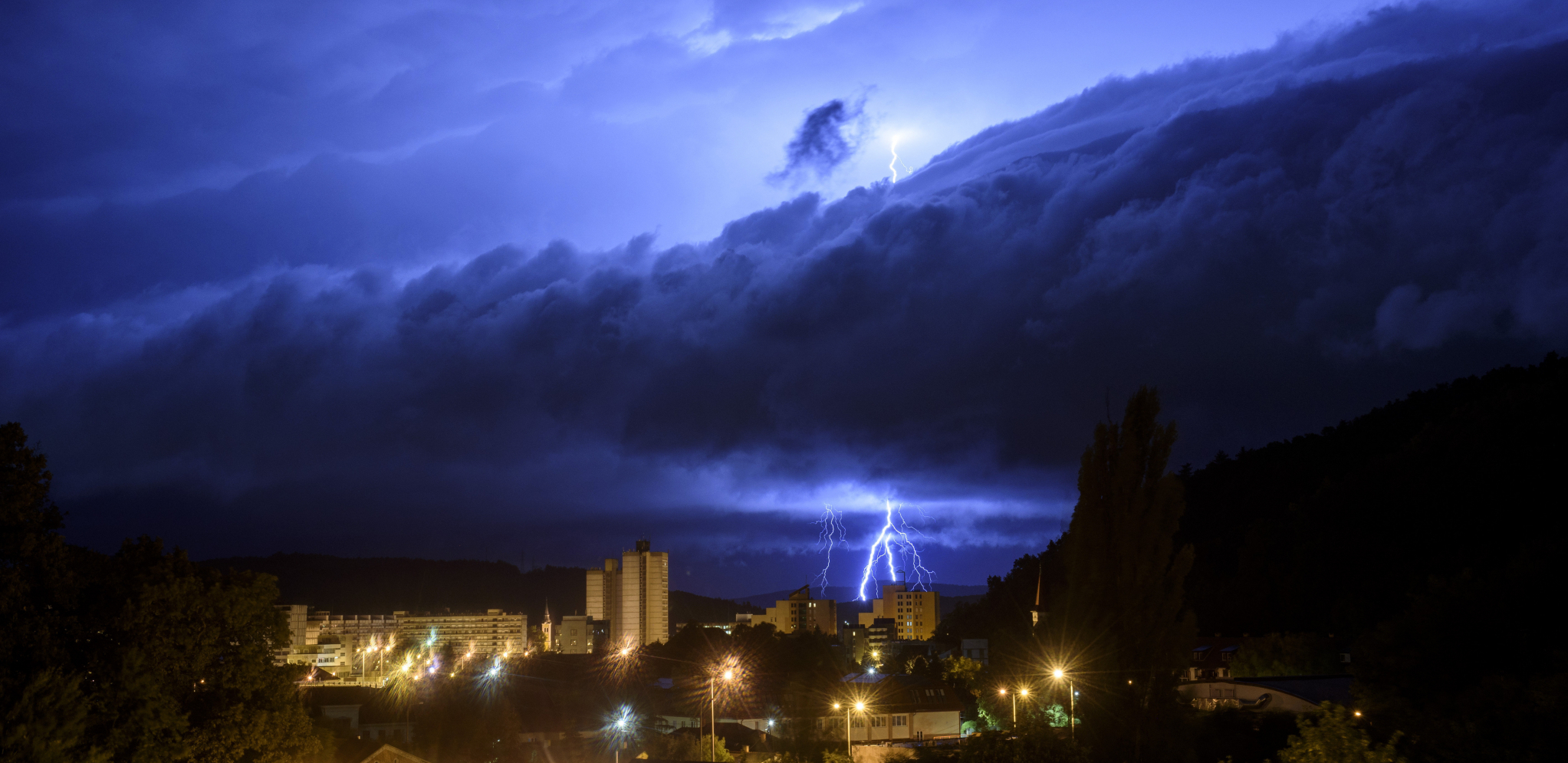 NEVREME KVARI PRVI MAJ Grmljavinske oluje u ovim gradovima Srbije samo što nisu počele!