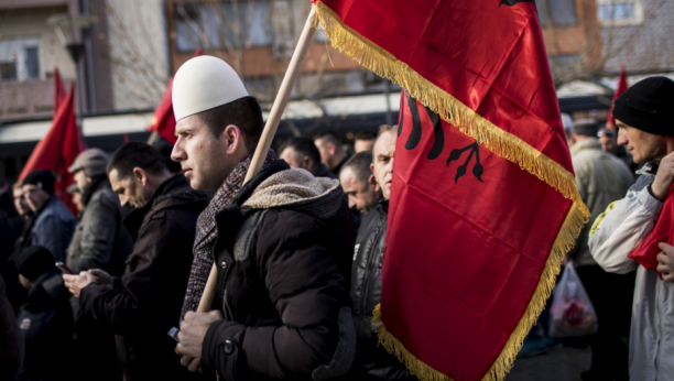 BRUTALNA PROVOKACIJA ŠIPTARA! Na srpski manastir okačili zastave Albanije i tzv. Kosova!