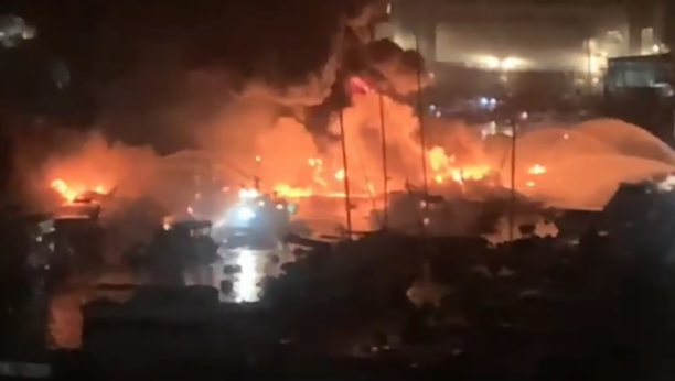 POTONULO 10 BRODOVA Stravičan požar u luci u Hongkongu, odjeknule eksplozije (VIDEO)