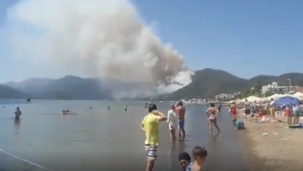 OGROMNI POŽARI U TURSKOJ: Vatrogasci se bore sa vatrenom stihijom, ljudi na plaži zanemeli od prizora (VIDEO)