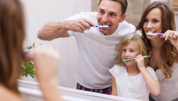 OVO RETKO KO ZNA Razlog zbog čega se na četkici za zube nalazi više boja će vas zapanjiti