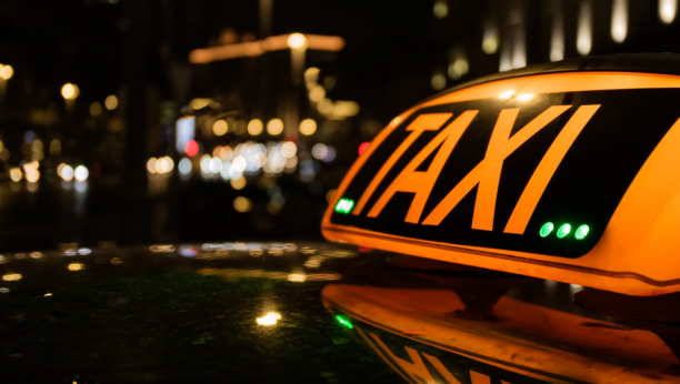 OPREZ Grupa lažnih taksista vara putnike:  Cena vožnje skuplja za 4.000 dinara, EVO kako da prepoznate prevaranta