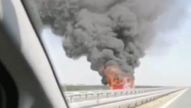 ŠOK PRIZOR NA AUTOPUTU KOD LOVĆENCA: Eksplodirala guma, autobus se zapalio i izgoreo za 20 minuta (VIDEO)