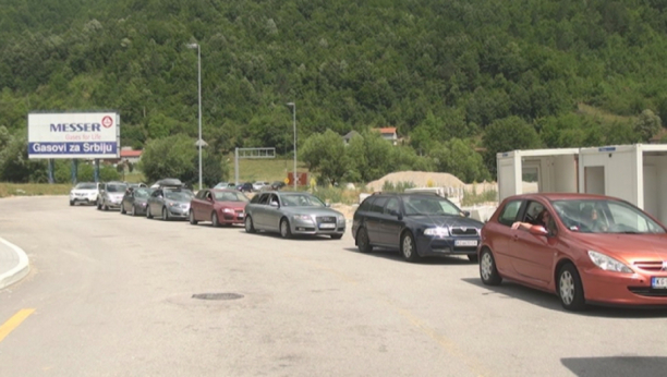 ZA 24 SATA 13.000 PUTNIKA IZ SRBIJE PREŠLO U CRNU GORU: Opšta navala na crnogorsko primorje, čeka se više od 1 sata (FOTO/VIDEO)