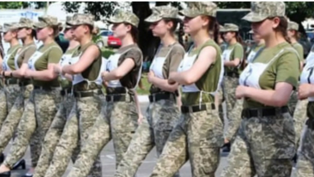 NATERALI ŽENE VOJNIKE DA MARŠIRAJU U ŠTIKLAMA: Svet šokiran snimkom ukrajinske vojske (VIDEO)