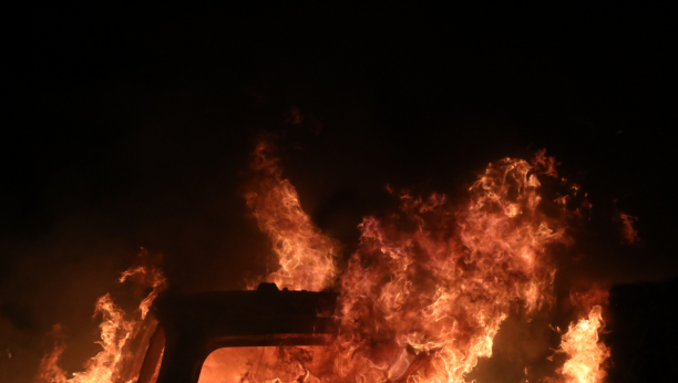 PREVRNUO SE AUTO: Vatrogasci gasili kola u plamenu kod Vodica, devojka napustila buktinju u poslednjem trenutku