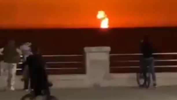 U SEKUNDI SU SVI STALI Snažna eksplozija na Kaspijskom moru obojila nebo u crveno (VIDEO)