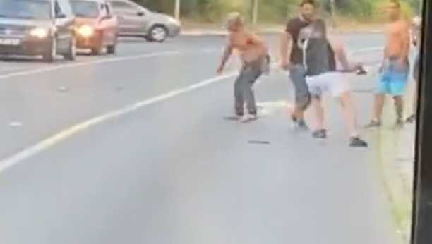 MASOVNA TUČA USRED BEOGRADA Jurili se sekirama i nemilosrdno udarali, incident nastao zbog sukoba u saobraćaju (VIDEO)