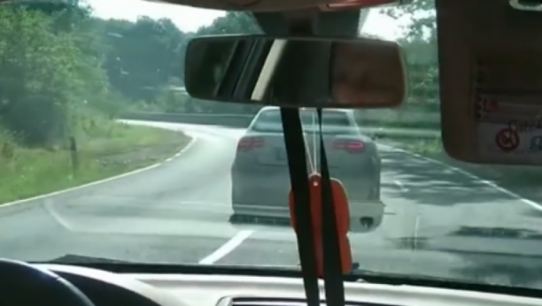 ZAMALO IZAZVALA DVA UDESA Žena vozi u kontra smeru i slika se, izbegnut čeoni sudar (VIDEO)