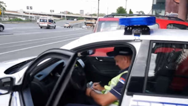 Mladić prišao policajki, pa dobio aplauz vozača: Priča sa Brankovog mosta ganula ljude i izmamila osmeh na licima (FOTO)