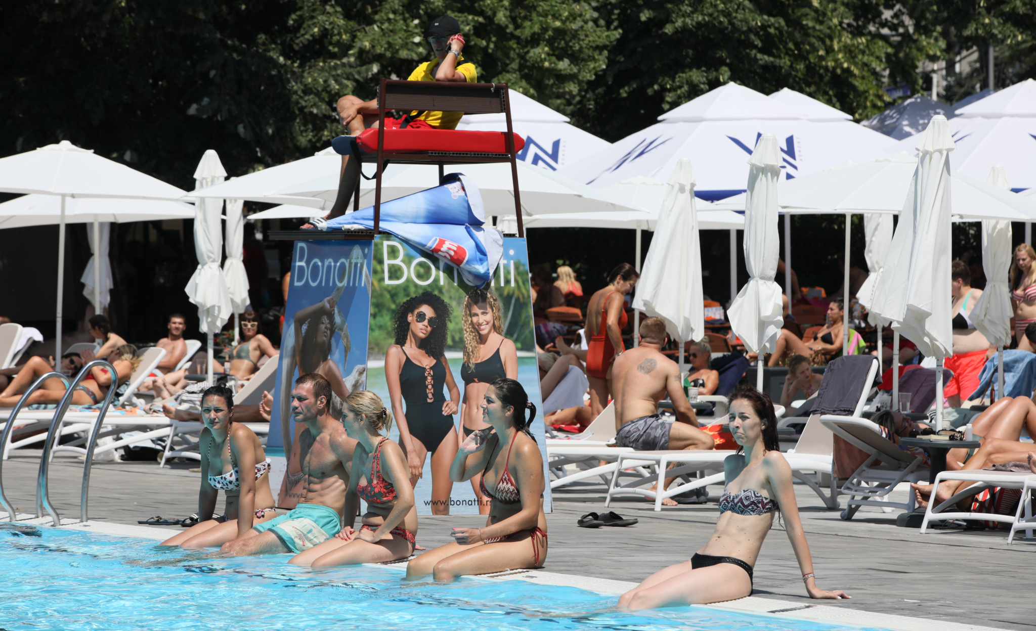 Na beogradskim bazenima jedva da ima slobodna ležaljka: Taš prepun ljudi