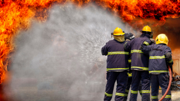 VELIKI POŽAR U KRALJEVU Zapalila se hala puna plastike, 15 vatrogasaca se bori sa vatrenom stihijom