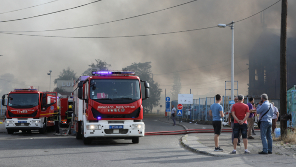 PRVE SLIKE SA DORĆOLA Vatrogasci gase plamen: Ne znamo da li unutra ima opasnih materija! (FOTO)