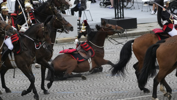 VRISAK NA JELISEJSKIM POLJIMA! Makron izveo Legiju stranaca u Pariz, konj završio na zemlji! (FOTO)