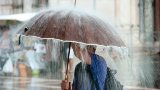 VIC DANA Pericu uhvati kiša na putu do kuće...