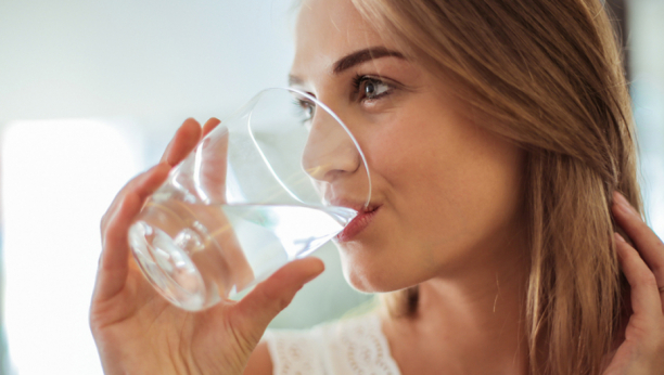 IDEALAN NAPITAK KOJI SNIŽAVA KISELOST ORGANIZMA: Popijte jednu čašu ujutru i smanjite rizik od bolesti