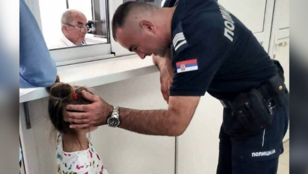 POLICAJAC NEŠA JE ZVEZDA DANA Strpljivo odgovara na pitanja radoznale devojčice, fotografija oduševila Srbiju (FOTO)