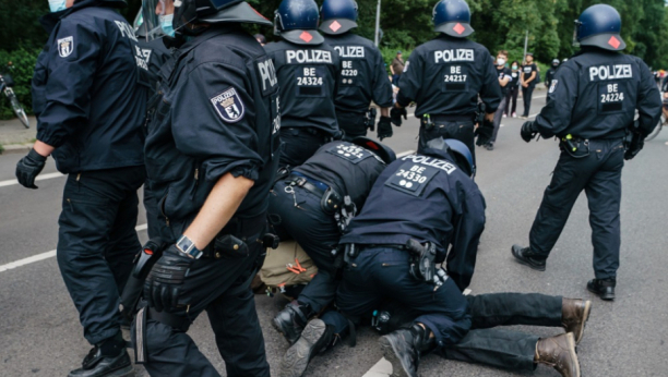 KAO U AUŠVICU! Nemačka policija je tako premlatila demonstrante da su reagovale Ujedinjene nacije! (VIDEO)